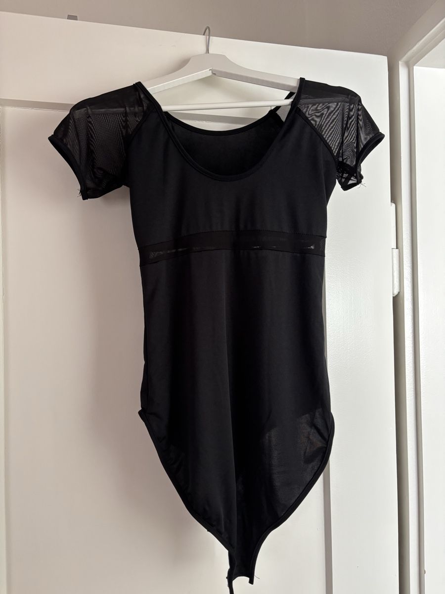 Top: Black body – Nuovo (secondo la descrizione) da Zug venduto da and_tl9y