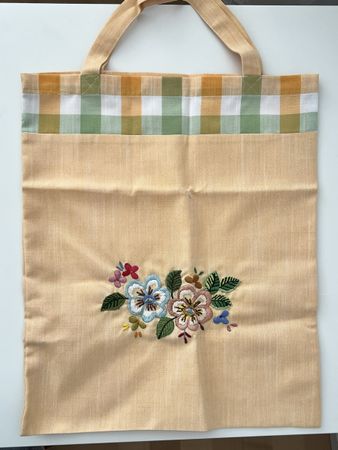 Tasche gelb bestickt Handarbeit. Arbeitszeit 49 Stunden