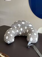 Momcozy Stillkissen grau mit Wolken inkl. Gurt,