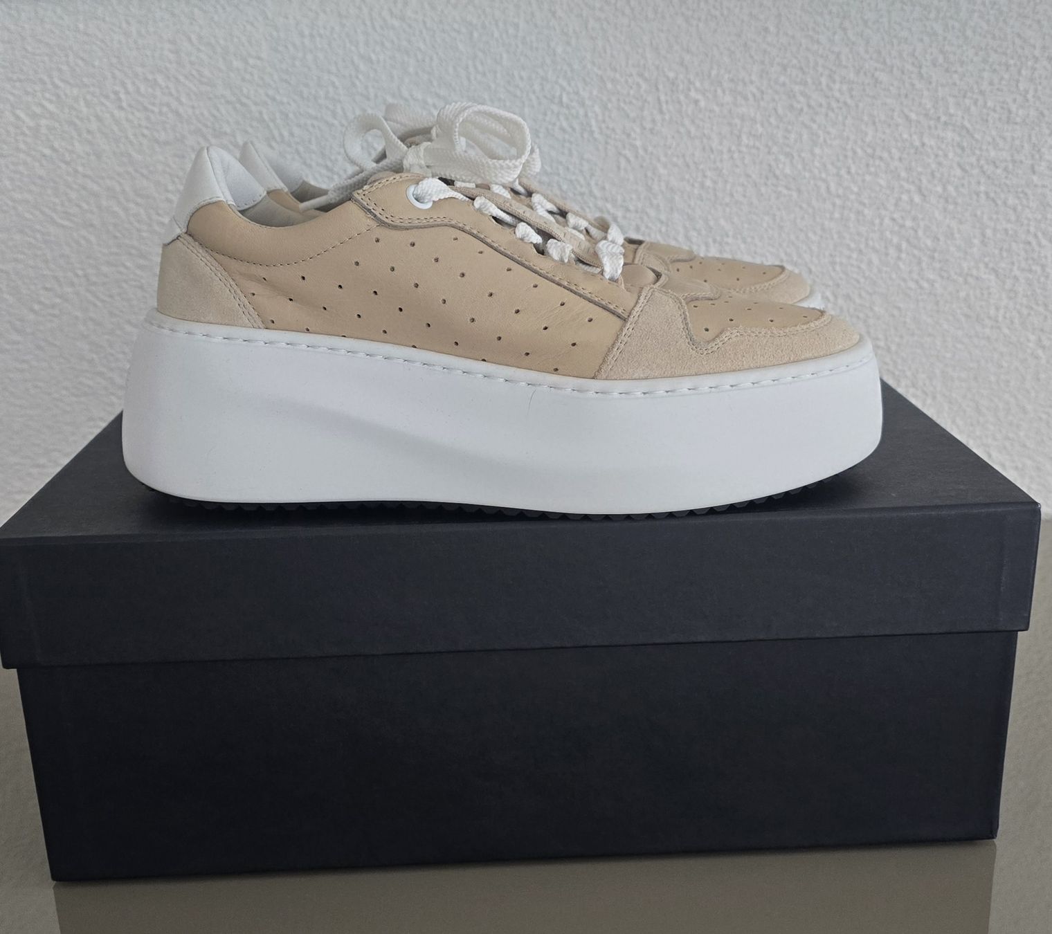 Vic Matié Scarpe da donna: Sneaker VicMatie 37 Leder beige – Nuovo e nell'imballaggio originale da Untereggen venduto da cla_kb2w
