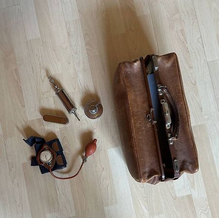 Ancienne trousse médicale en cuir et ses accessoires. 