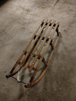 Luge en bois vintage - Prêt pour les pistes enneigées!