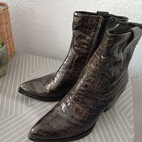 Neue Stiefel in Reptiloptik 