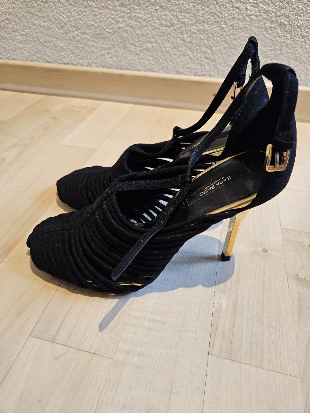 Zara Scarpe da donna: Zara Basic Pumps schwarz goldfarbener Absatz neuwertig – Nuovo e nell'imballaggio originale da Langnau am Albis venduto da Alci68 2