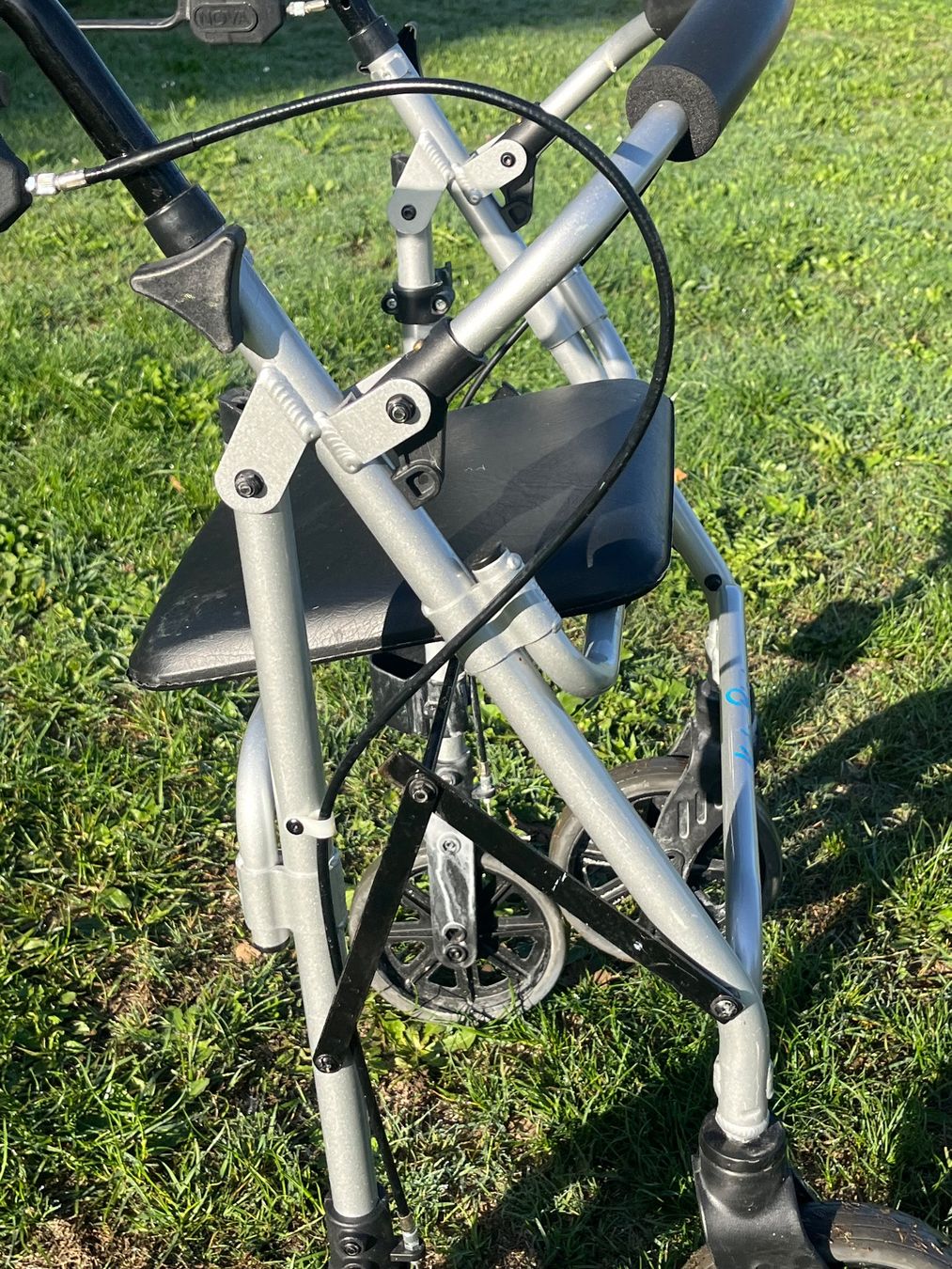 Aides à la marche: Rollator leichtmodell Alu – D'occasion à Allmendingen b. BE par juair 6