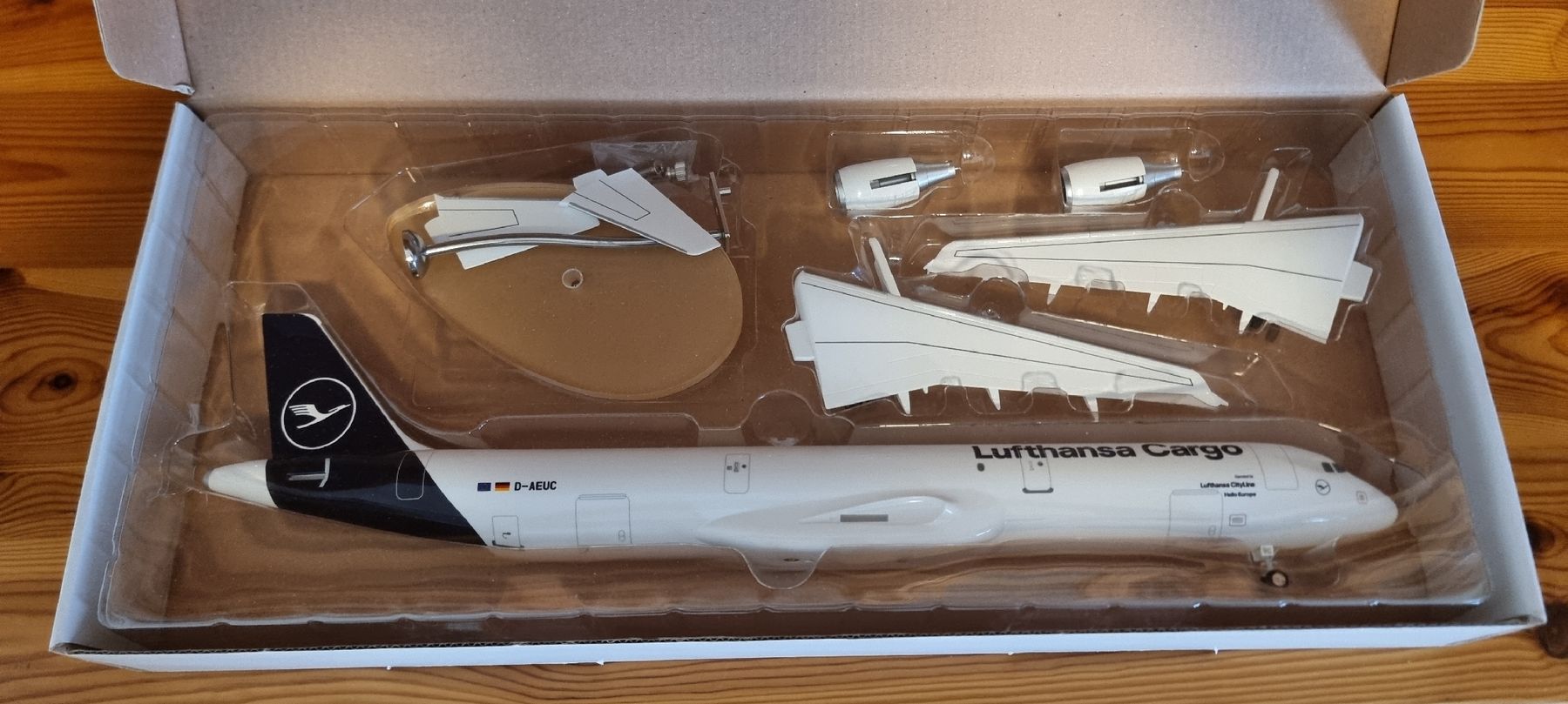 Airbus Kit di modellismo & Modellini statici: Limox Wings. Lufthansa Cargo Flugzeug Modell, 1:100 – Nuovo (secondo la descrizione) da Bettlach venduto da United83 4