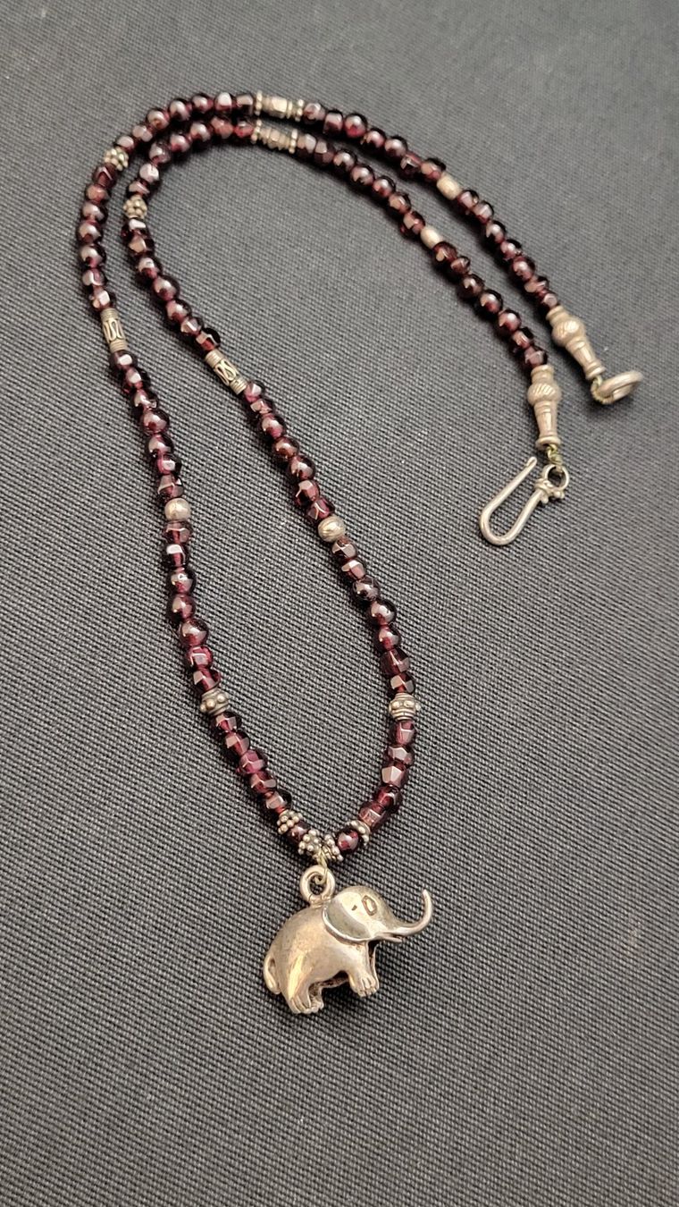 Catenine: Granat-Kette mit Silber-Teilen und Elefant – Usato da Basel venduto da spinne02