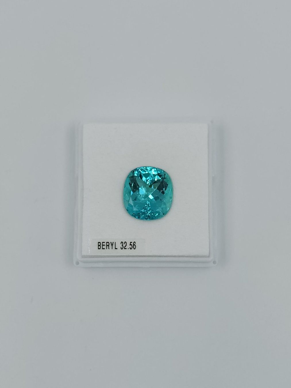 Pietre preziose: 1 AUSSERGEWÖHNLICH TÜRKISBLAUER BERYLL 32.56 CT. – Usato da Luzern venduto da EdiGem