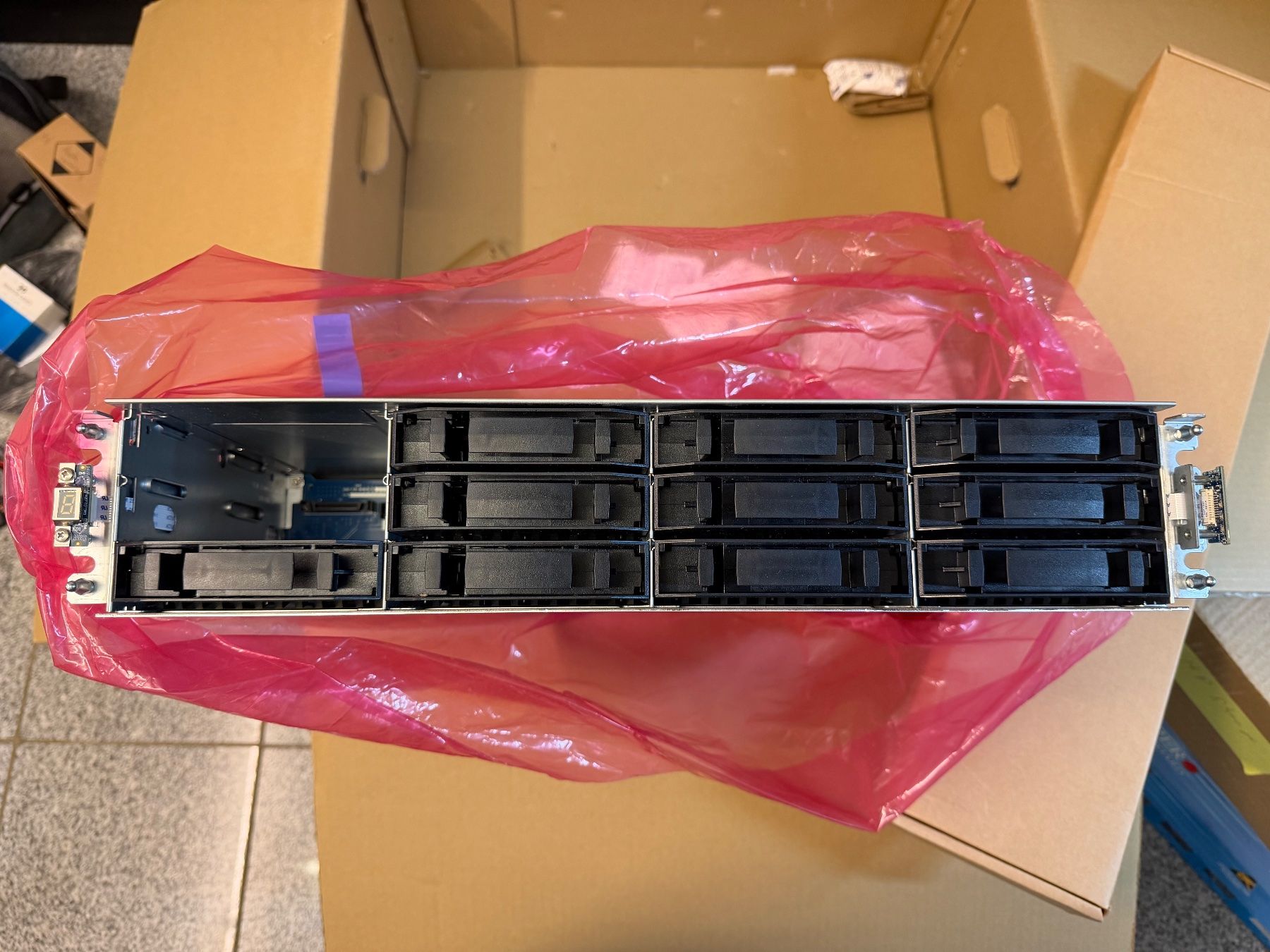 Hewlett Packard Server: HP StorageWorks P2000 G3 SAS Modular Smart Array (MSA) Syste – Usato da Rüdlingen venduto da svetlana_1