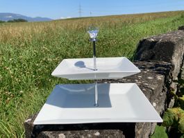 ETAGERE MIT WEISSEN  PLATTEN  BEISTELLER