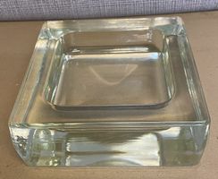 Massiver Glasaschenbecher mit kleinen Abplatzern