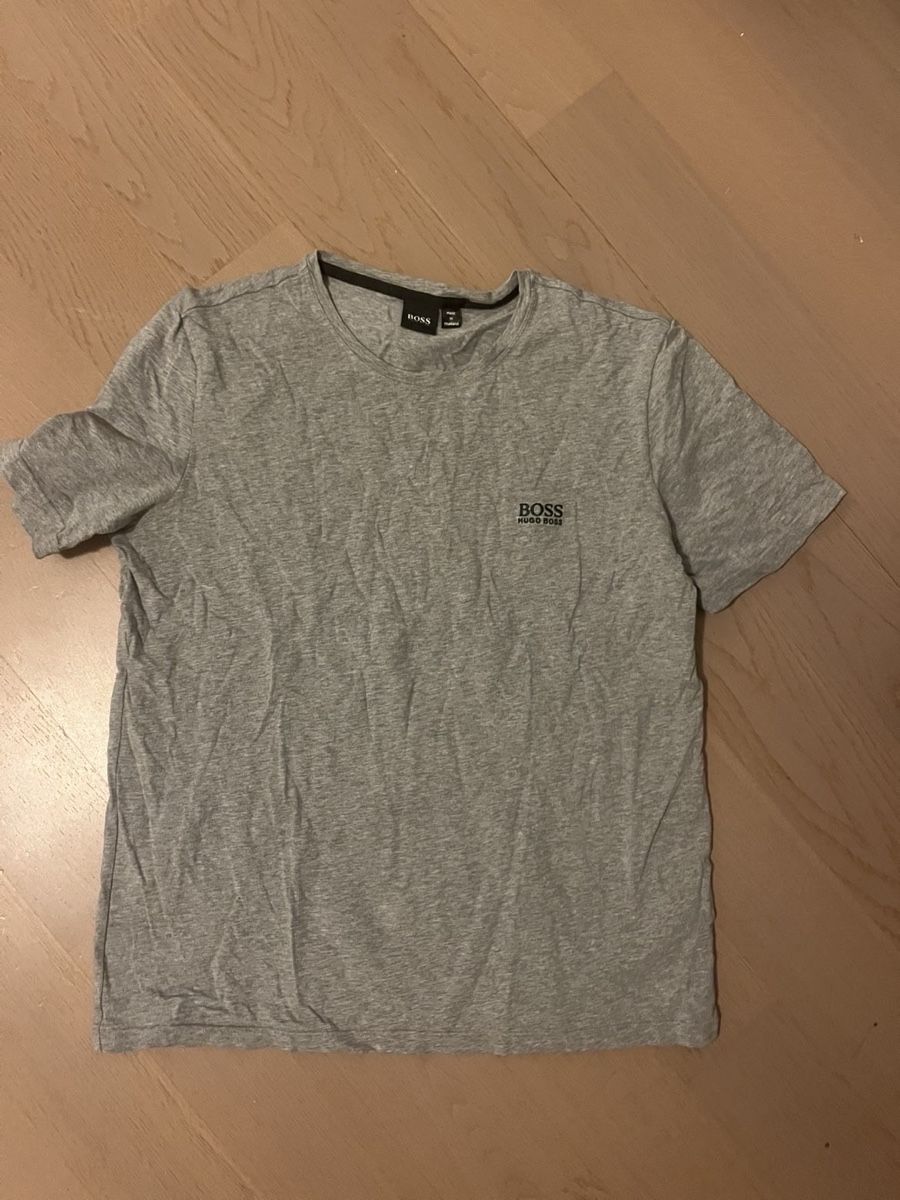 Hugo Boss T-shirts: T-shirt BOSS gris taille S  – Neuf (Voir description) à Morges par lui_knr8