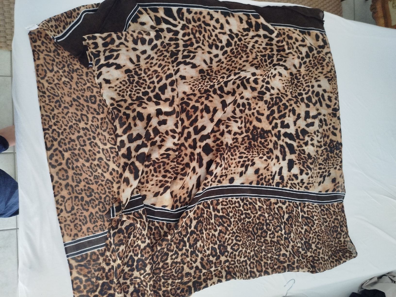 Lotti di vestiti: Ärmellose beige Jacke Kapuze 40 und Loop – Usato da Münchwilen AG venduto da Lillyfee08 4