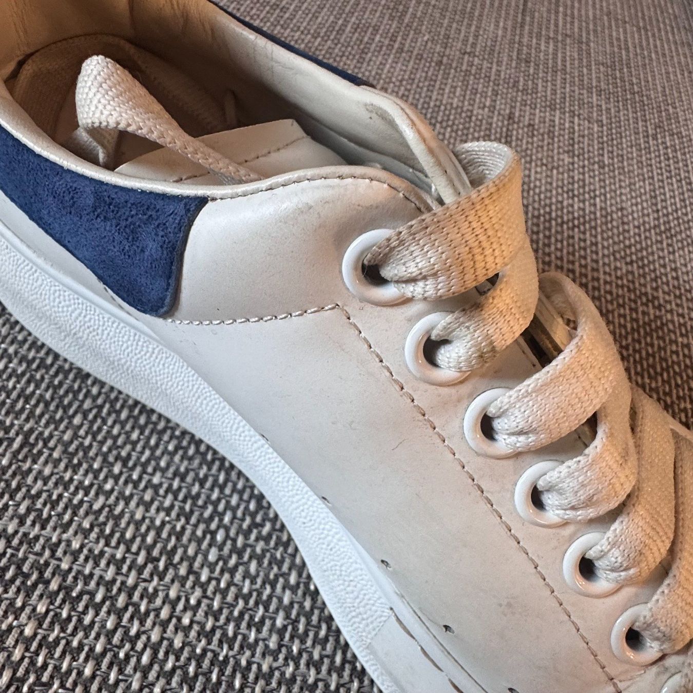 Alexander Mcqueen Scarpe da donna: Alexander McQueen white classic sneakers – Usato da St. Gallen venduto da sourced_limited 3