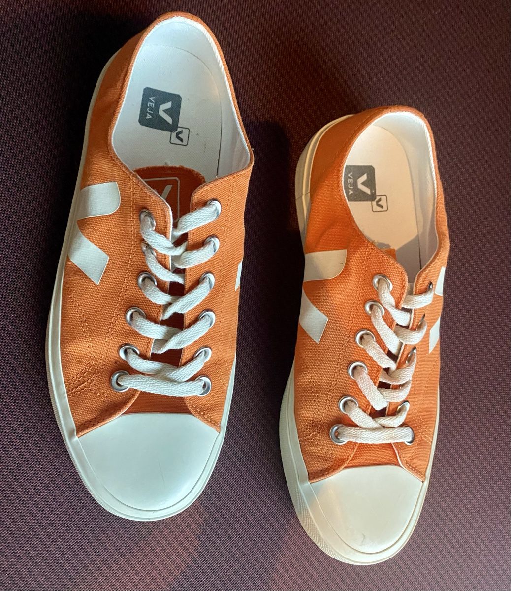 Veja Chaussures femmes: Baskets Veja orange pointure 41 – D'occasion à Lausanne par Vracorama 1