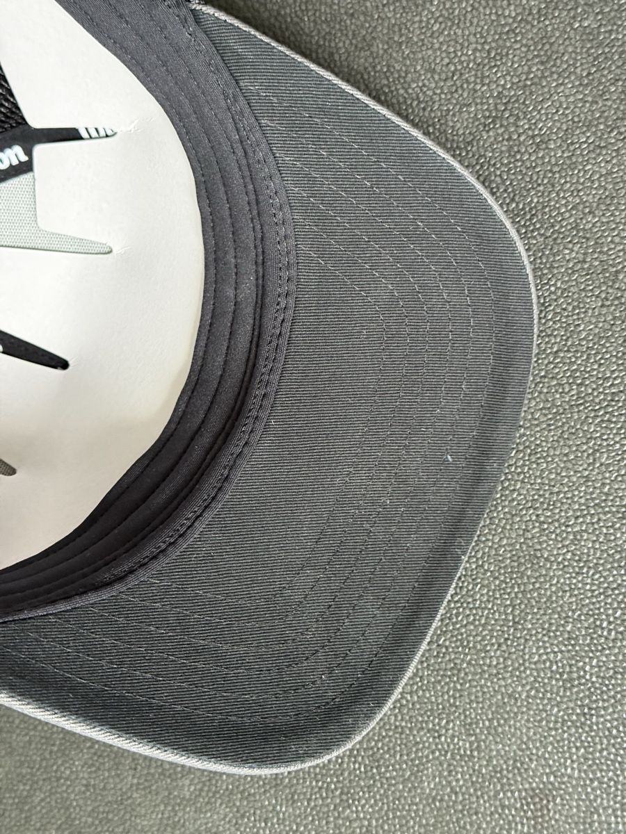 Copricapi, berretti & cappellini: Never used Wilson golf trucker-style cap – Nuovo e nell'imballaggio originale da Horgen venduto da thesilverarrow 3