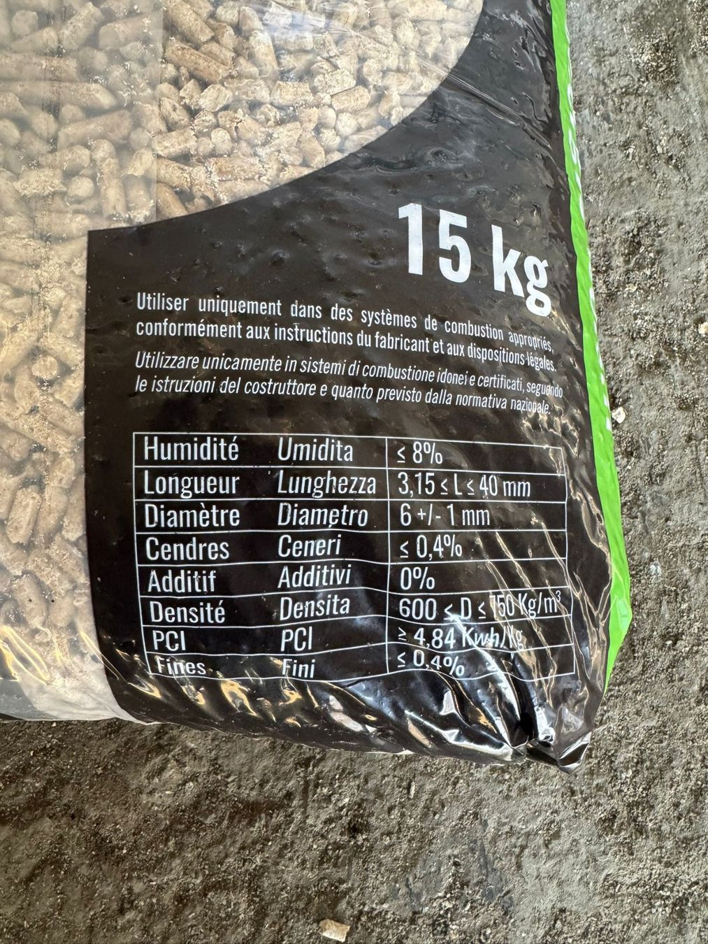 Articoli in legno: Sacs de pellets à vendre – Usato da Vétroz venduto da Polygroup 2