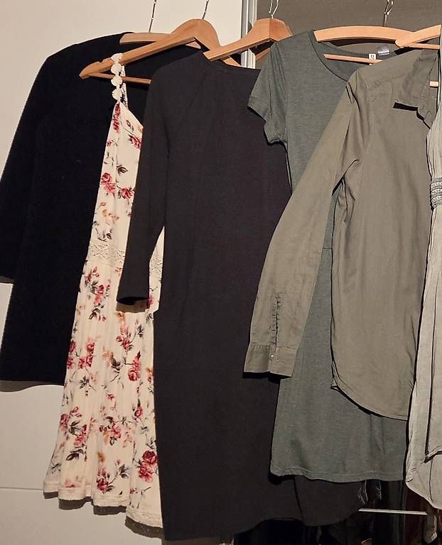 Lots de vêtements: Kleider Damen S – D'occasion à Rothenbrunnen par Kunz.Mirjam 1