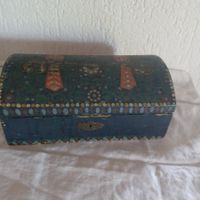 Truhe handbemalt mit Vögeln und Ornamenten
