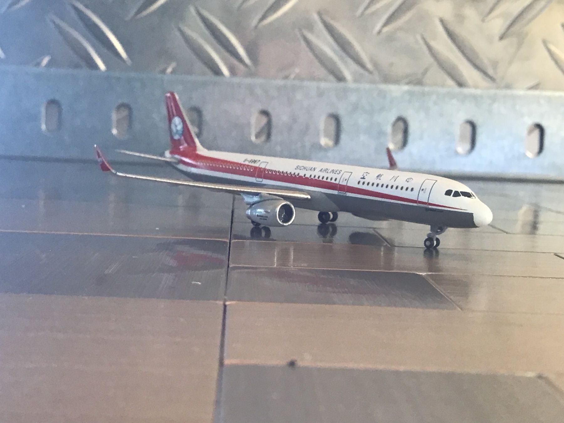 Herpa Kit di modellismo & Modellini statici: HERPA AIRBUS A321 1/500 – Usato da Männedorf venduto da Spezial-Modelle 1