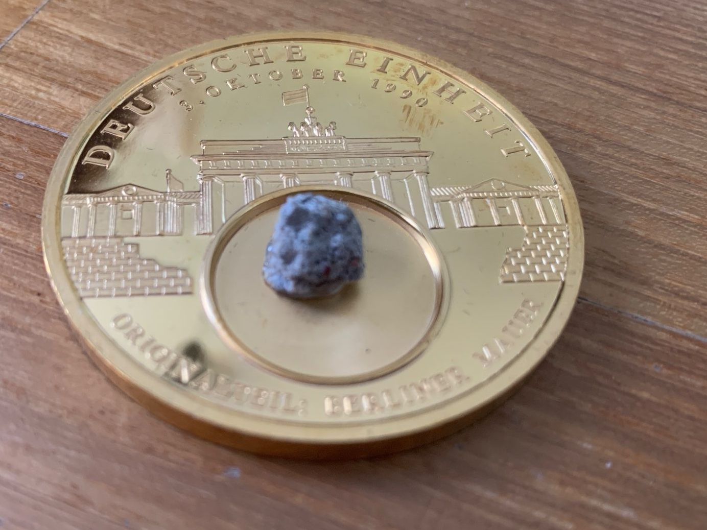 Medaillen: Medaille: Deutsche Einheit mit Original Mauerstein – Gebraucht aus Edlibach von RUW19 4
