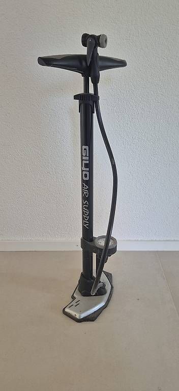 Pompes: GIYO Velopumpe / Standpumpe mit Manometer – D'occasion à Belp par sac_67mh