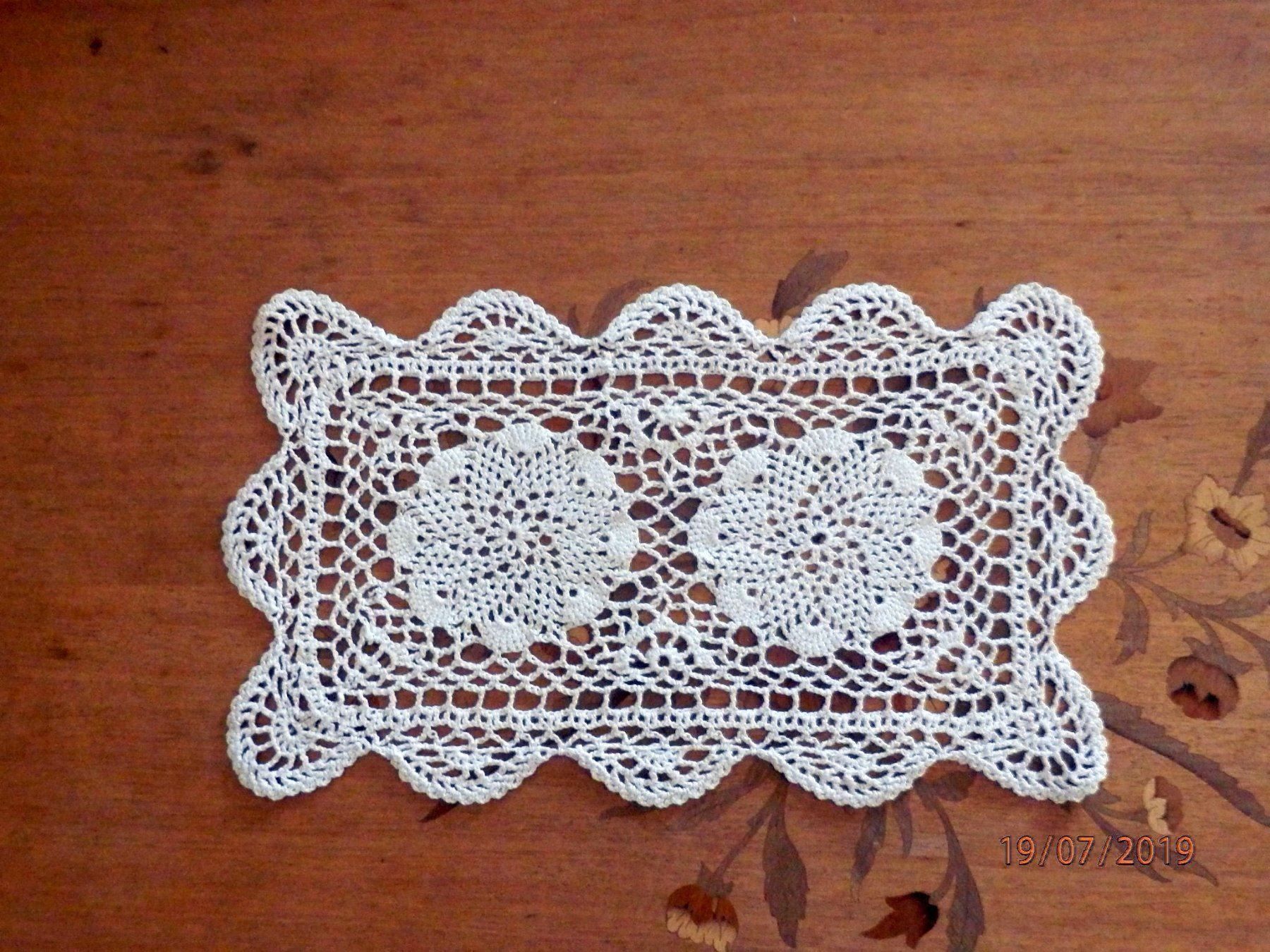Untersetzer: 5 Deckchen, Tischläufer, Untersetzer, gehäkelt/gestrickt – Gebraucht aus Ueberstorf von dinbau 4