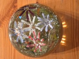 Glaskugel mit eingeschlossenen Blumen und Glitter, Dekoob...