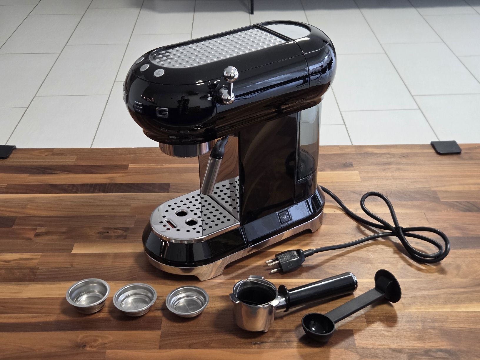 Smeg Macchine per caffè & Macchine per espresso: Schwarze Smeg Espressomaschine - Top Zustand! – Nuovo (secondo la descrizione) da Bülach venduto da DontPushTheButton
