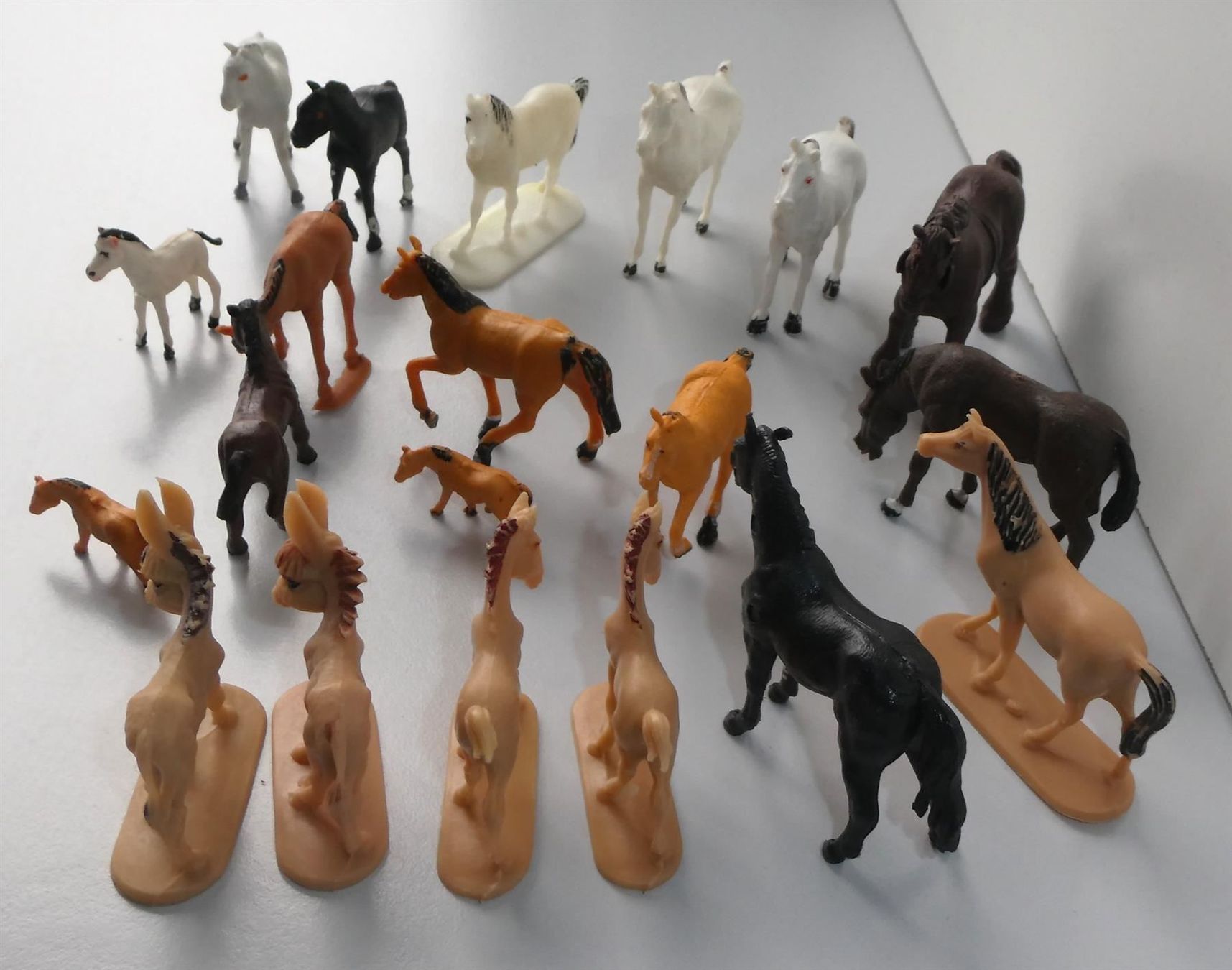 Giocattoli: 20 Pferde Tierfigur Kunststoff – Usato da Frauenfeld venduto da dhour