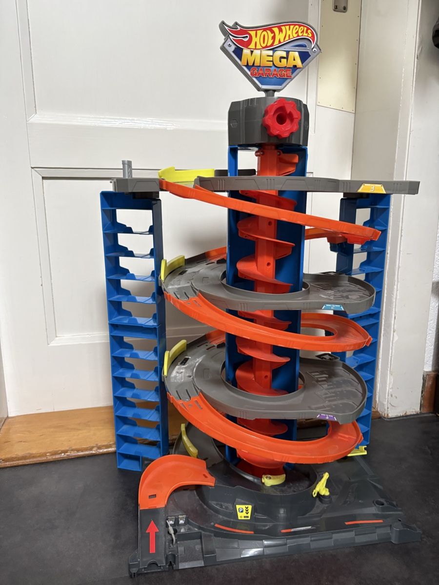 Hot Wheels Circuits: Hot Wheels Mega Garage – D'occasion à Spiegel b. Bern par jkrug 2