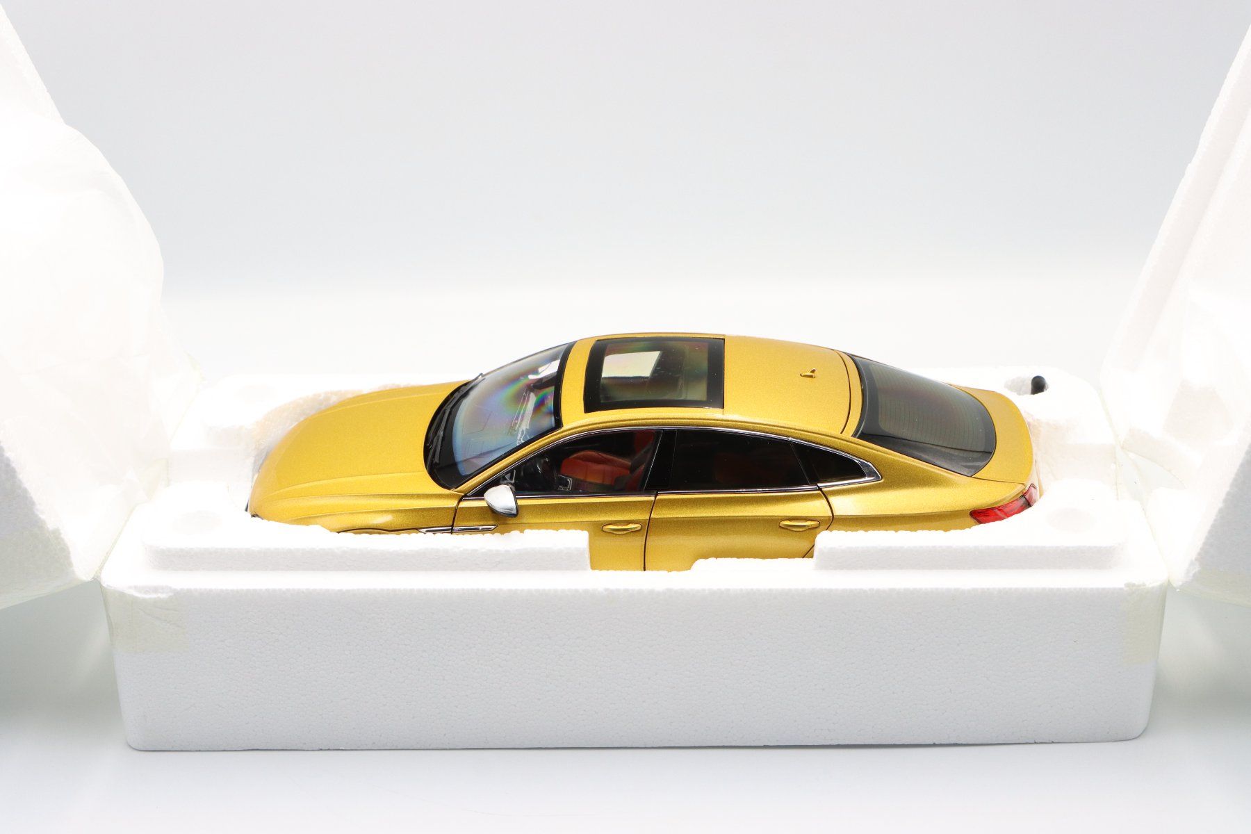 Volkswagen Modellini d'auto: VW Arteon CC 2018 1:18 Paudi Model – Nuovo e nell'imballaggio originale da Bühl b.Aarberg venduto da modelldiecast 2