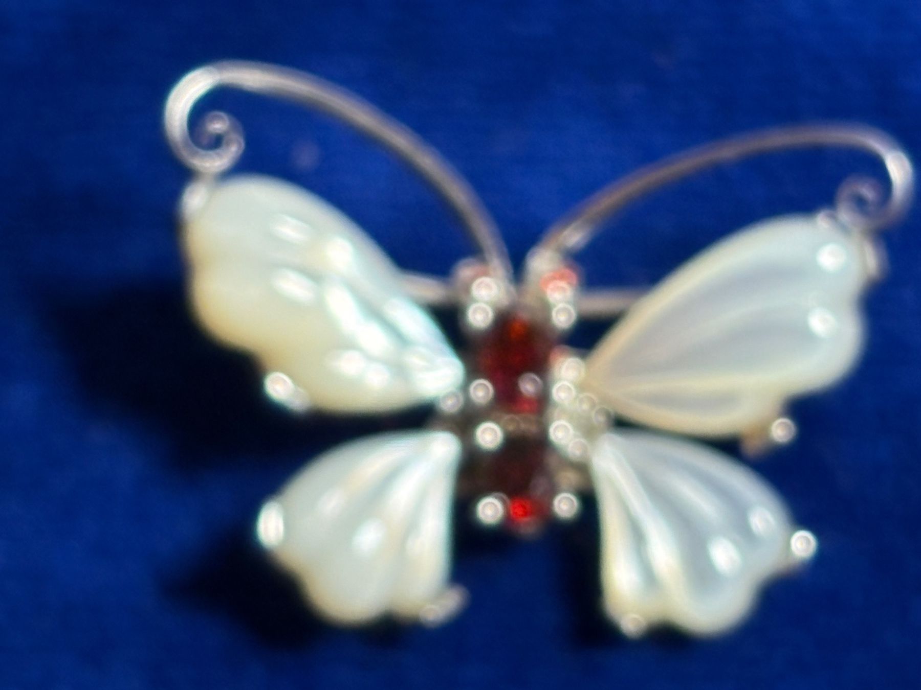 Spille & Fermagli: Brosche Schmetterling Silber 925 Perlmutt Granat echt – Usato da St. Peterzell venduto da verena40