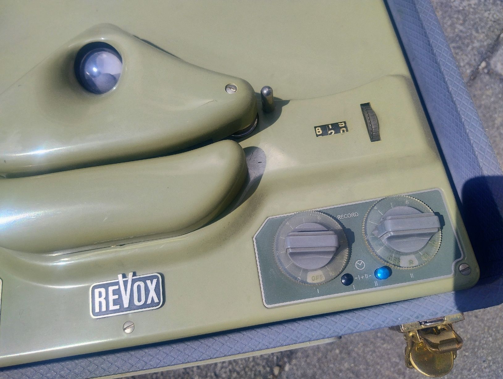 Revox Bandmaschinen: blaue Revox D36 – Defekt aus Lütisburg Station von Flero 3