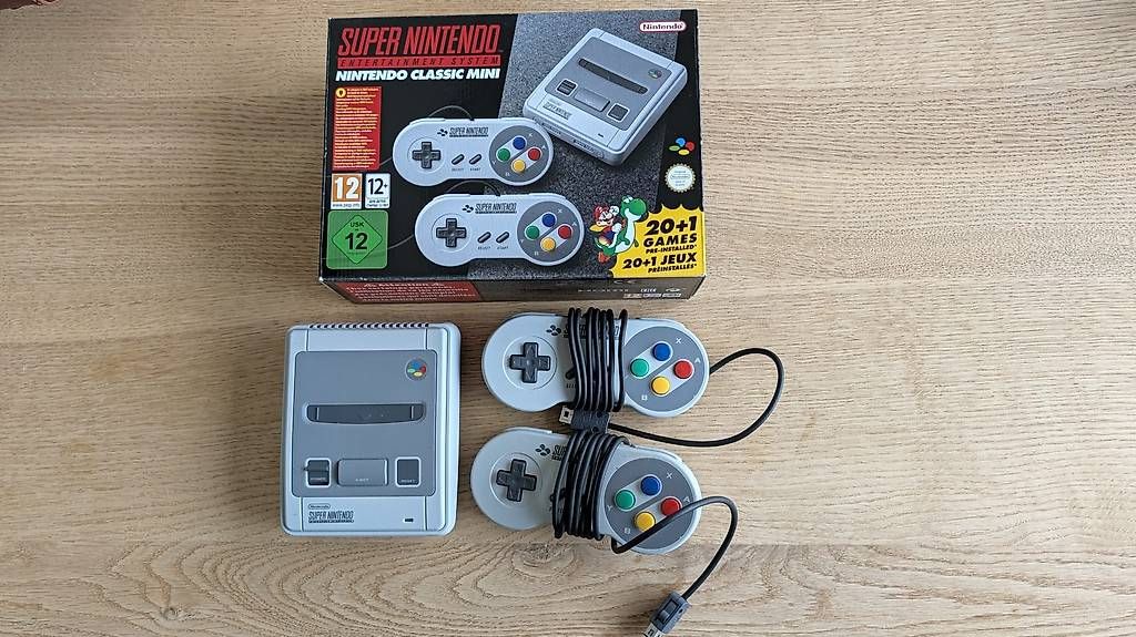 Console: Super Nintendo Classic Mini SNES - OVP, 2 Controller – Usato da Zürich venduto da nicolasmai