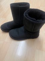 Schuhe UGG CLASSIC SHORT II - Stiefelette Gr.36; schwarz