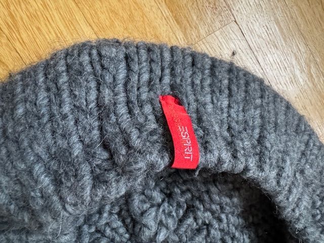 Copricapi, berretti & cappellini: Graue Strickmütze ESPRIT grob gestrickt – Usato da Bolligen venduto da Naxos17 3