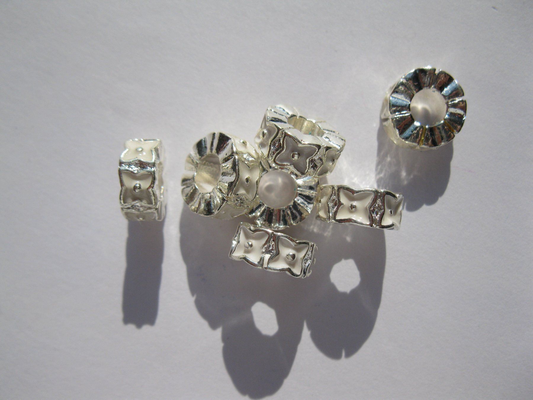 Perle (finte): 2 Grosslochperlen, Beads Blumenring, versilbert, weiss – Nuovo e nell'imballaggio originale da St. Margarethen TG venduto da LuanaKa