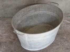 3 alte Metall-Zuber