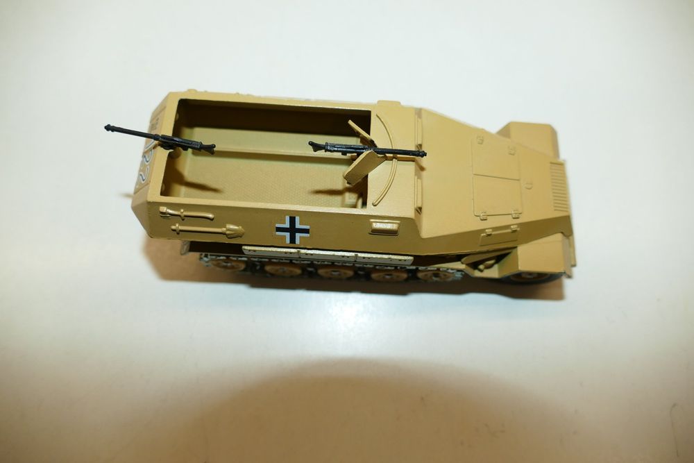 Véhicule blindé allemand H-K Hanomag SD-KFZ 251/1 N° 12 n° 241 Solido