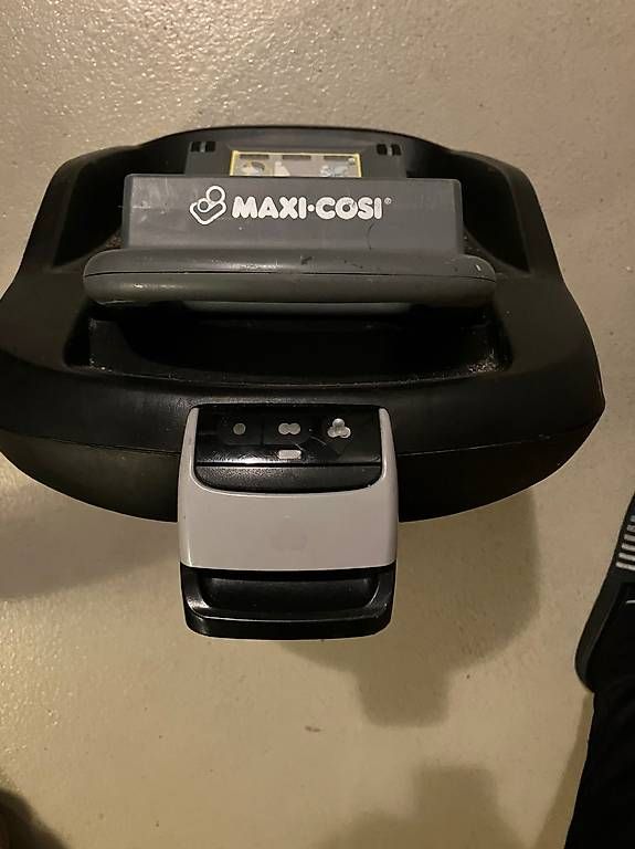 Seggiolini per auto: Isofix-Station MaxiCosi – Usato da Sursee venduto da Pierre-Emerick 1