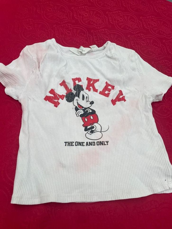 Blusen, T-Shirts & Tops: Mädchen Mickey T-Shirt 134/140 – Gebraucht aus Bergdietikon von antovale