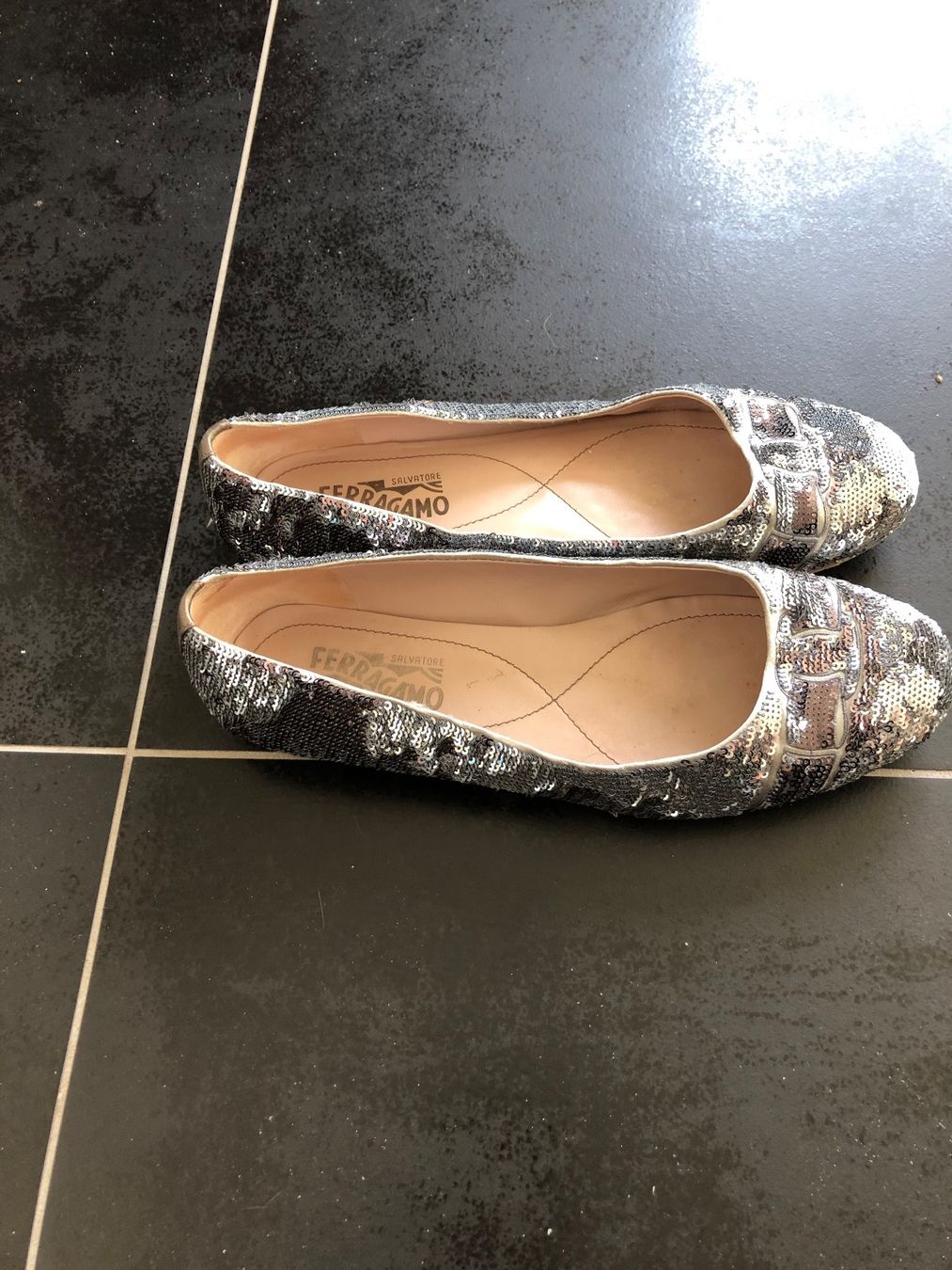 Salvatore Ferragamo Scarpe da donna: Ballerines Salvatore Ferragamo argentées à sequins – Usato da Coppet venduto da Vanessamode 2