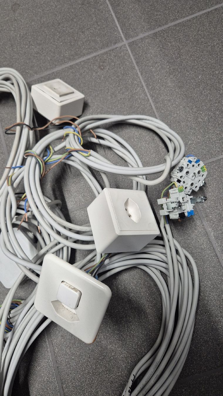 Feller Spine: Kabel, Schalter, Steckdosen gebraucht  – Usato da Wangen SZ venduto da Dnepr2 2