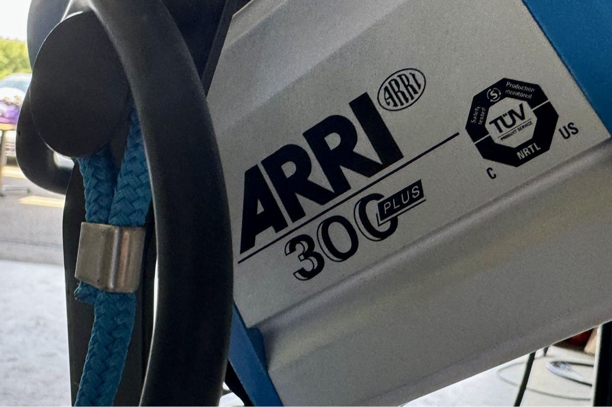 Lampen: ARRI Tungsten Scheinwerfer Set, Chimera Softbox und Stative – Gebraucht aus Möhlin von  1
