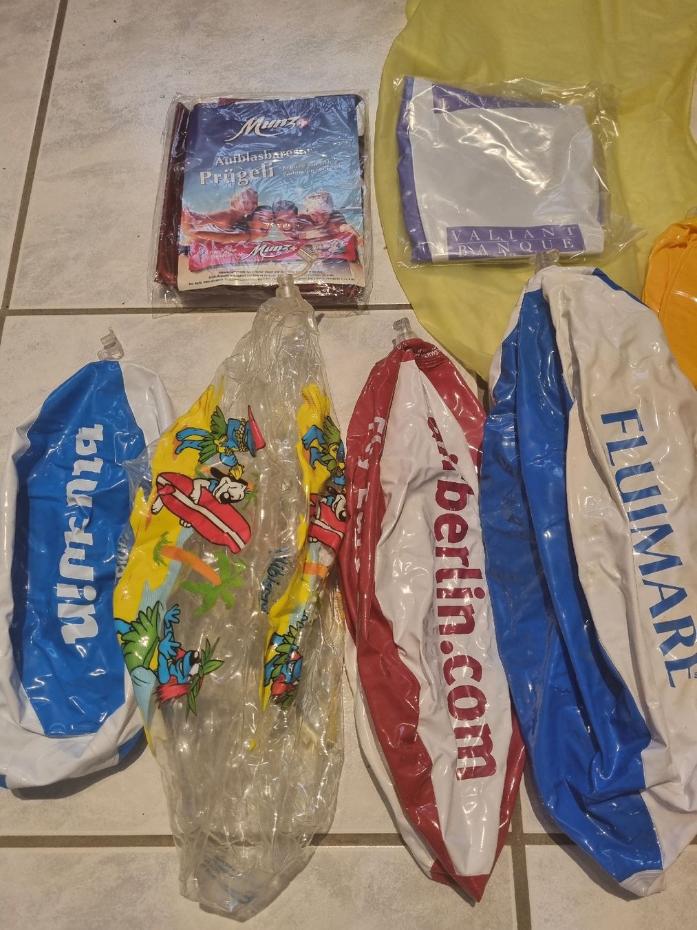 Schwimmringe: Konvolut an aufblasbaren Sachen – Gebraucht aus Murten von Inf-shop 2