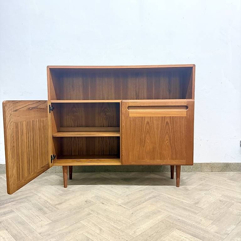 Cassettiere: Mid Century danish teak Sideboard by DYRLUND – Usato da basel venduto da vintory.ch 1