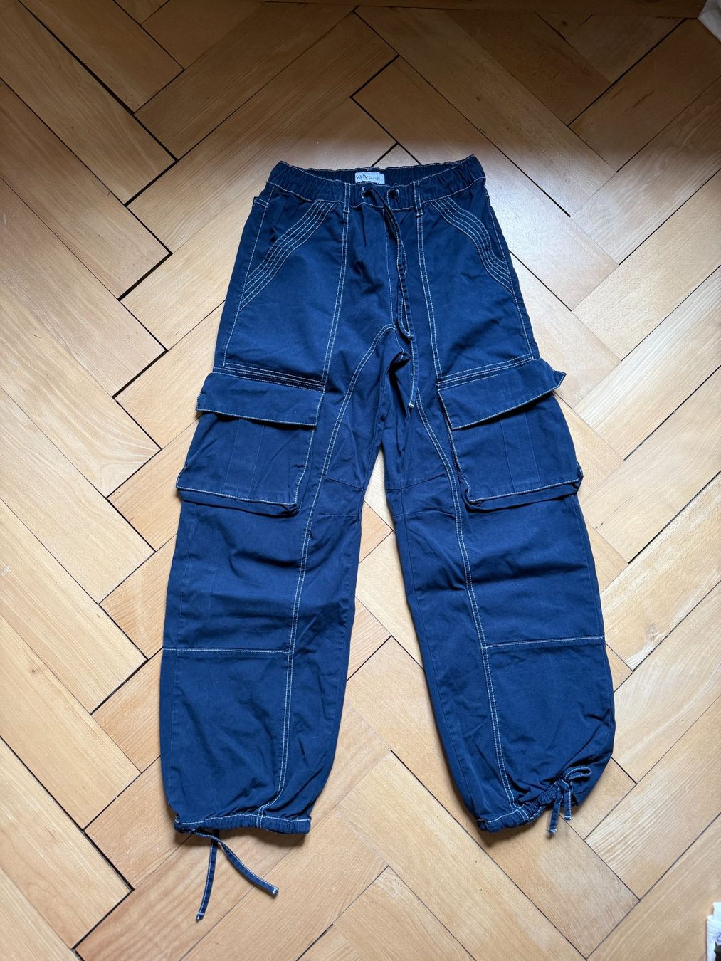 Zara Pantaloni: ZARA - Cargohose dunkelblau 34 – Usato da Zürich venduto da Diazaio