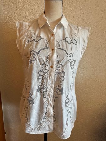 Ärmellose Damen weiße Bluse mit Stickerei und Cut-Outs Gr M