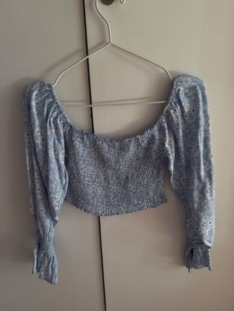 Bluse mit hellblauem Blumenmuster, schulterfrei Gr. XS/S